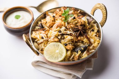 Keema veya Kheema Biryani - kokulu ve baharatlı kıyılmış kuzu veya keçi veya çeşitli Aromatik baharatlar ile basmati pirinç pişmiş tavuk. bir karahi lor ile görev yaptı. seçici odak