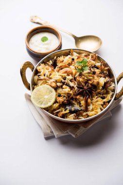 Keema veya Kheema Biryani - kokulu ve baharatlı kıyılmış kuzu veya keçi veya çeşitli Aromatik baharatlar ile basmati pirinç pişmiş tavuk. bir karahi lor ile görev yaptı. seçici odak
