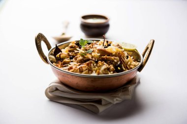 Keema veya Kheema Biryani - kokulu ve baharatlı kıyılmış kuzu veya keçi veya çeşitli Aromatik baharatlar ile basmati pirinç pişmiş tavuk. bir karahi lor ile görev yaptı. seçici odak
