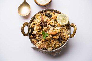 Keema veya Kheema Biryani - kokulu ve baharatlı kıyılmış kuzu veya keçi veya çeşitli Aromatik baharatlar ile basmati pirinç pişmiş tavuk. bir karahi lor ile görev yaptı. seçici odak