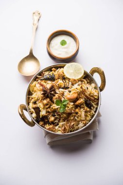 Keema veya Kheema Biryani - kokulu ve baharatlı kıyılmış kuzu veya keçi veya çeşitli Aromatik baharatlar ile basmati pirinç pişmiş tavuk. bir karahi lor ile görev yaptı. seçici odak