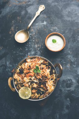 Keema veya Kheema Biryani - kokulu ve baharatlı kıyılmış kuzu veya keçi veya çeşitli Aromatik baharatlar ile basmati pirinç pişmiş tavuk. bir karahi lor ile görev yaptı. seçici odak