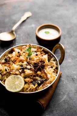 Keema veya Kheema Biryani - kokulu ve baharatlı kıyılmış kuzu veya keçi veya çeşitli Aromatik baharatlar ile basmati pirinç pişmiş tavuk. bir karahi lor ile görev yaptı. seçici odak