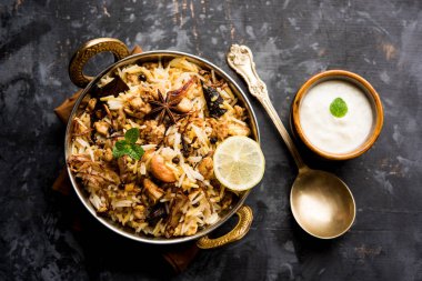 Keema veya Kheema Biryani - kokulu ve baharatlı kıyılmış kuzu veya keçi veya çeşitli Aromatik baharatlar ile basmati pirinç pişmiş tavuk. bir karahi lor ile görev yaptı. seçici odak