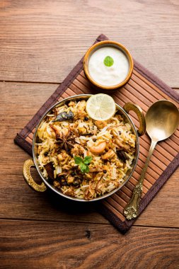 Keema veya Kheema Biryani - kokulu ve baharatlı kıyılmış kuzu veya keçi veya çeşitli Aromatik baharatlar ile basmati pirinç pişmiş tavuk. bir karahi lor ile görev yaptı. seçici odak