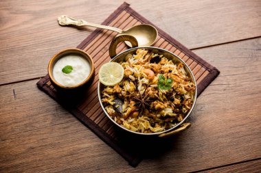 Keema veya Kheema Biryani - kokulu ve baharatlı kıyılmış kuzu veya keçi veya çeşitli Aromatik baharatlar ile basmati pirinç pişmiş tavuk. bir karahi lor ile görev yaptı. seçici odak