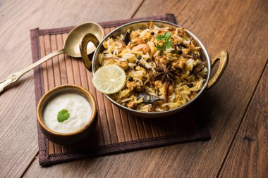 Keema veya Kheema Biryani - kokulu ve baharatlı kıyılmış kuzu veya keçi veya çeşitli Aromatik baharatlar ile basmati pirinç pişmiş tavuk. bir karahi lor ile görev yaptı. seçici odak
