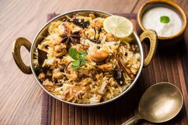 Keema veya Kheema Biryani - kokulu ve baharatlı kıyılmış kuzu veya keçi veya çeşitli Aromatik baharatlar ile basmati pirinç pişmiş tavuk. bir karahi lor ile görev yaptı. seçici odak