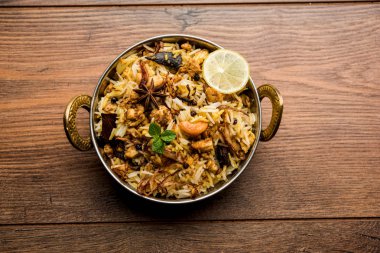 Keema veya Kheema Biryani - kokulu ve baharatlı kıyılmış kuzu veya keçi veya çeşitli Aromatik baharatlar ile basmati pirinç pişmiş tavuk. bir karahi lor ile görev yaptı. seçici odak