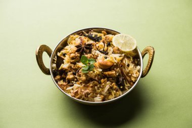 Keema veya Kheema Biryani - kokulu ve baharatlı kıyılmış kuzu veya keçi veya çeşitli Aromatik baharatlar ile basmati pirinç pişmiş tavuk. bir karahi lor ile görev yaptı. seçici odak