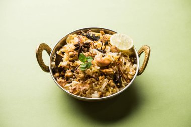 Keema veya Kheema Biryani - kokulu ve baharatlı kıyılmış kuzu veya keçi veya çeşitli Aromatik baharatlar ile basmati pirinç pişmiş tavuk. bir karahi lor ile görev yaptı. seçici odak