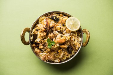 Keema veya Kheema Biryani - kokulu ve baharatlı kıyılmış kuzu veya keçi veya çeşitli Aromatik baharatlar ile basmati pirinç pişmiş tavuk. bir karahi lor ile görev yaptı. seçici odak