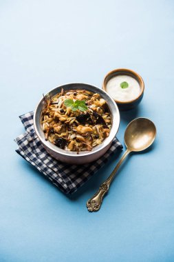 Keema veya Kheema Biryani - kokulu ve baharatlı kıyılmış kuzu veya keçi veya çeşitli Aromatik baharatlar ile basmati pirinç pişmiş tavuk. bir karahi lor ile görev yaptı. seçici odak