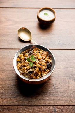 Keema veya Kheema Biryani - kokulu ve baharatlı kıyılmış kuzu veya keçi veya çeşitli Aromatik baharatlar ile basmati pirinç pişmiş tavuk. bir karahi lor ile görev yaptı. seçici odak