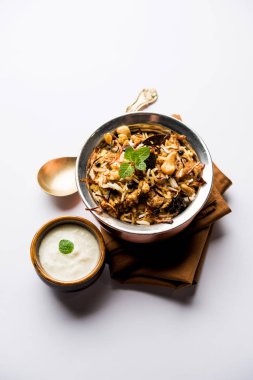 Keema veya Kheema Biryani - kokulu ve baharatlı kıyılmış kuzu veya keçi veya çeşitli Aromatik baharatlar ile basmati pirinç pişmiş tavuk. bir karahi lor ile görev yaptı. seçici odak
