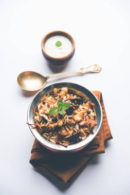 Keema veya Kheema Biryani - kokulu ve baharatlı kıyılmış kuzu veya keçi veya çeşitli Aromatik baharatlar ile basmati pirinç pişmiş tavuk. bir karahi lor ile görev yaptı. seçici odak