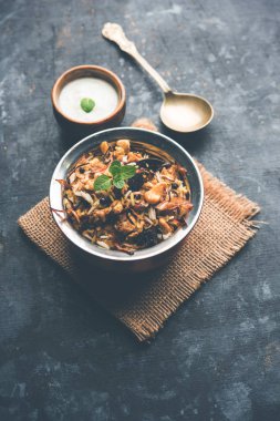 Keema veya Kheema Biryani - kokulu ve baharatlı kıyılmış kuzu veya keçi veya çeşitli Aromatik baharatlar ile basmati pirinç pişmiş tavuk. bir karahi lor ile görev yaptı. seçici odak