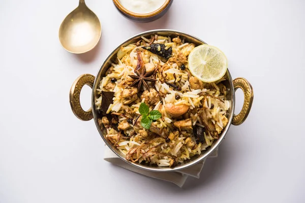 Keema veya Kheema Biryani - kokulu ve baharatlı kıyılmış kuzu veya keçi veya çeşitli Aromatik baharatlar ile basmati pirinç pişmiş tavuk. bir karahi lor ile görev yaptı. seçici odak