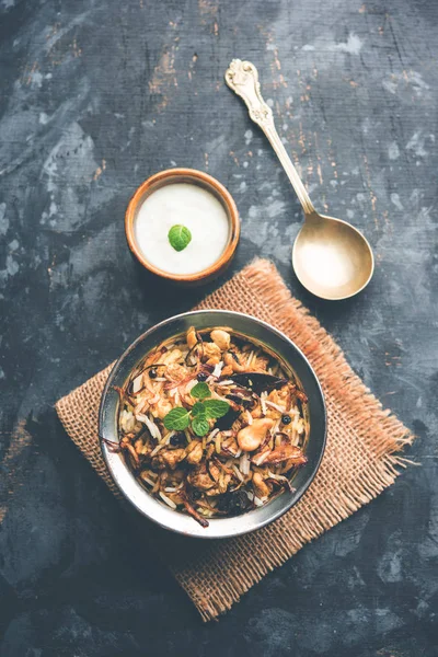 Keema veya Kheema Biryani - kokulu ve baharatlı kıyılmış kuzu veya keçi veya çeşitli Aromatik baharatlar ile basmati pirinç pişmiş tavuk. bir karahi lor ile görev yaptı. seçici odak
