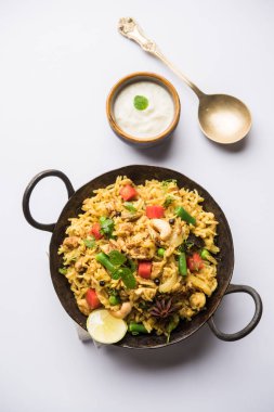Kheema Pulao - koyun eti veya tavuk pişmiş pirinç kıyma sebze ve baharatlar ile. bir kasede servis. seçici odak