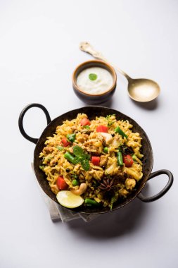 Kheema Pulao - koyun eti veya tavuk pişmiş pirinç kıyma sebze ve baharatlar ile. bir kasede servis. seçici odak