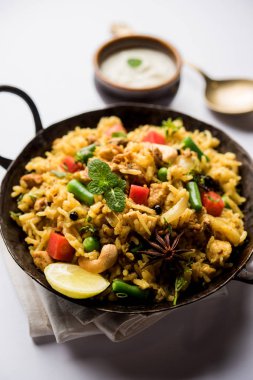 Kheema Pulao - koyun eti veya tavuk pişmiş pirinç kıyma sebze ve baharatlar ile. bir kasede servis. seçici odak