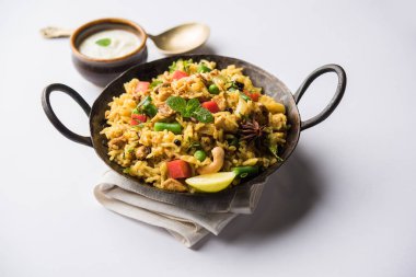 Kheema Pulao - koyun eti veya tavuk pişmiş pirinç kıyma sebze ve baharatlar ile. bir kasede servis. seçici odak