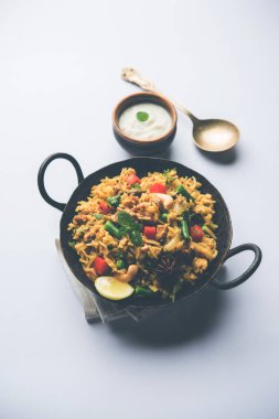 Kheema Pulao - koyun eti veya tavuk pişmiş pirinç kıyma sebze ve baharatlar ile. bir kasede servis. seçici odak