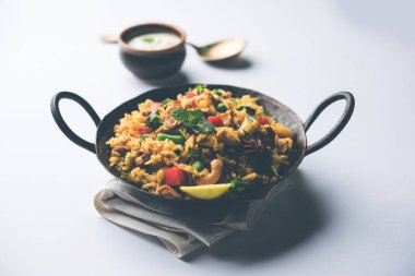 Kheema Pulao - koyun eti veya tavuk pişmiş pirinç kıyma sebze ve baharatlar ile. bir kasede servis. seçici odak
