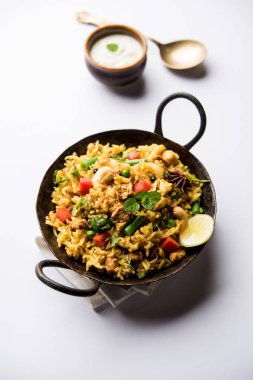 Kheema Pulao - koyun eti veya tavuk pişmiş pirinç kıyma sebze ve baharatlar ile. bir kasede servis. seçici odak