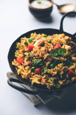 Kheema Pulao - koyun eti veya tavuk pişmiş pirinç kıyma sebze ve baharatlar ile. bir kasede servis. seçici odak