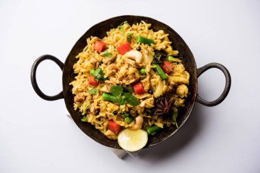 Kheema Pulao - koyun eti veya tavuk pişmiş pirinç kıyma sebze ve baharatlar ile. bir kasede servis. seçici odak
