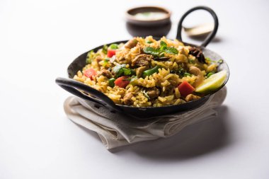 Kheema Pulao - koyun eti veya tavuk pişmiş pirinç kıyma sebze ve baharatlar ile. bir kasede servis. seçici odak