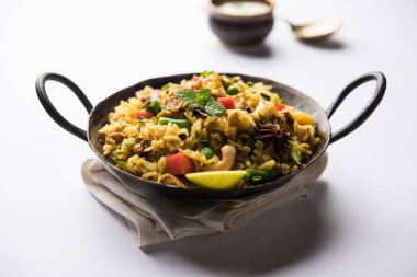 Kheema Pulao - koyun eti veya tavuk pişmiş pirinç kıyma sebze ve baharatlar ile. bir kasede servis. seçici odak