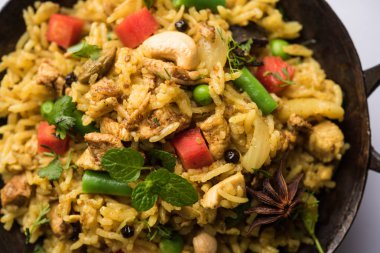 Kheema Pulao - koyun eti veya tavuk pişmiş pirinç kıyma sebze ve baharatlar ile. bir kasede servis. seçici odak