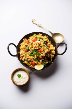 Kheema Pulao - koyun eti veya tavuk pişmiş pirinç kıyma sebze ve baharatlar ile. bir kasede servis. seçici odak