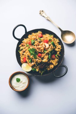 Kheema Pulao - koyun eti veya tavuk pişmiş pirinç kıyma sebze ve baharatlar ile. bir kasede servis. seçici odak