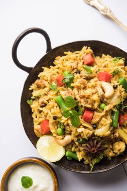 Kheema Pulao - koyun eti veya tavuk pişmiş pirinç kıyma sebze ve baharatlar ile. bir kasede servis. seçici odak