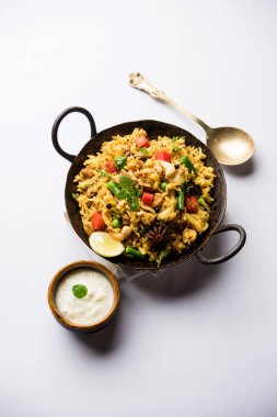 Kheema Pulao - koyun eti veya tavuk pişmiş pirinç kıyma sebze ve baharatlar ile. bir kasede servis. seçici odak
