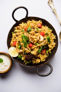 Kheema Pulao - koyun eti veya tavuk pişmiş pirinç kıyma sebze ve baharatlar ile. bir kasede servis. seçici odak