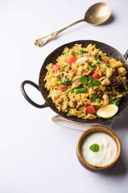 Kheema Pulao - koyun eti veya tavuk pişmiş pirinç kıyma sebze ve baharatlar ile. bir kasede servis. seçici odak