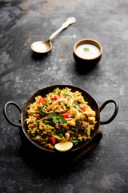 Kheema Pulao - koyun eti veya tavuk pişmiş pirinç kıyma sebze ve baharatlar ile. bir kasede servis. seçici odak