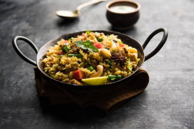 Kheema Pulao - koyun eti veya tavuk pişmiş pirinç kıyma sebze ve baharatlar ile. bir kasede servis. seçici odak