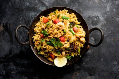 Kheema Pulao - koyun eti veya tavuk pişmiş pirinç kıyma sebze ve baharatlar ile. bir kasede servis. seçici odak