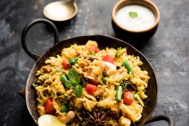 Kheema Pulao - koyun eti veya tavuk pişmiş pirinç kıyma sebze ve baharatlar ile. bir kasede servis. seçici odak