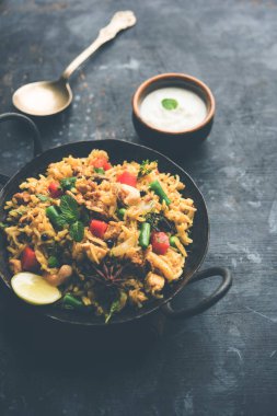 Kheema Pulao - koyun eti veya tavuk pişmiş pirinç kıyma sebze ve baharatlar ile. bir kasede servis. seçici odak