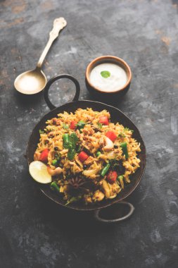 Kheema Pulao - koyun eti veya tavuk pişmiş pirinç kıyma sebze ve baharatlar ile. bir kasede servis. seçici odak