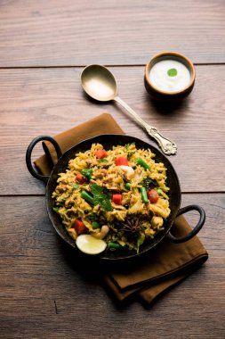 Kheema Pulao - koyun eti veya tavuk pişmiş pirinç kıyma sebze ve baharatlar ile. bir kasede servis. seçici odak