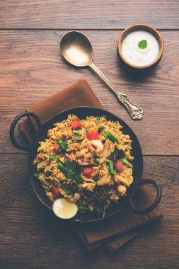 Kheema Pulao - koyun eti veya tavuk pişmiş pirinç kıyma sebze ve baharatlar ile. bir kasede servis. seçici odak