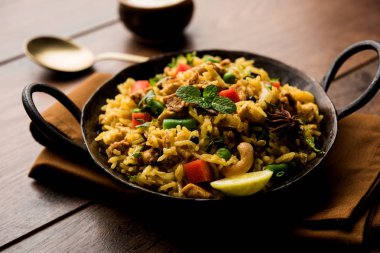 Kheema Pulao - koyun eti veya tavuk pişmiş pirinç kıyma sebze ve baharatlar ile. bir kasede servis. seçici odak